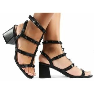 ADRIENNE VITTADINI Black
Gene Studded Heeled Sandals in great conditions